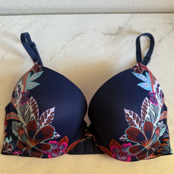 VS PINK Floral Wear Everywhere Push-up - Picture 1 of 4